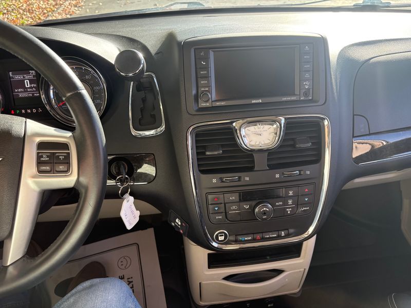 2014 Chrysler Town & Country Touring - Photo 26