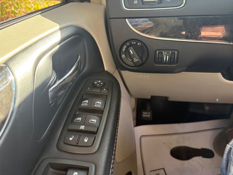 2014 Chrysler Town & Country Touring - Photo 28