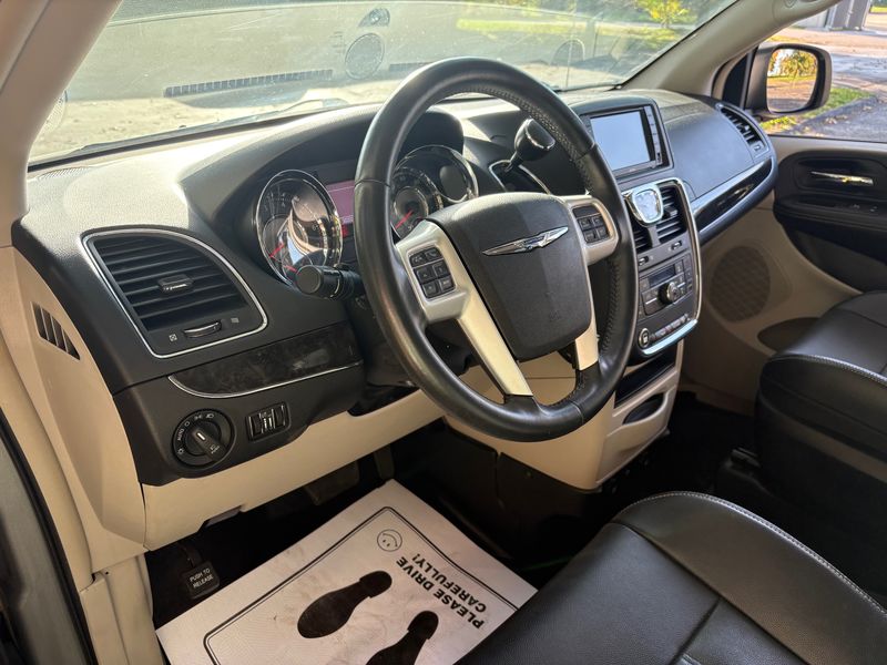 2014 Chrysler Town & Country Touring - Photo 32