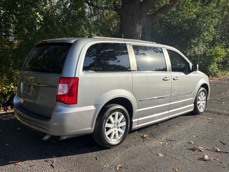 2014 Chrysler Town & Country Touring - Photo 16